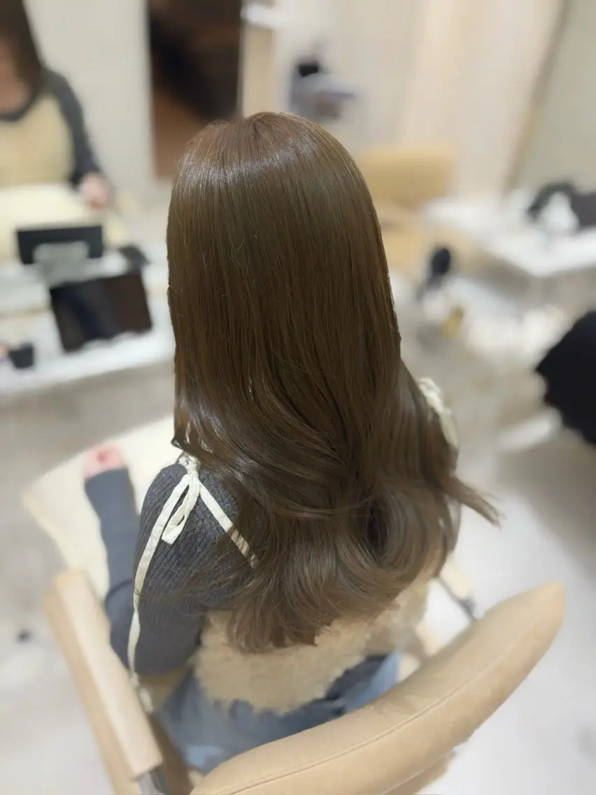 ロング カラー ブリーチ グレージュ ブリーチなしカラー オリーブグレージュ オリーブグレー カット ヘアカラー トリートメント りほ/顔周りカット/ レイヤーカットのヘアスタイル