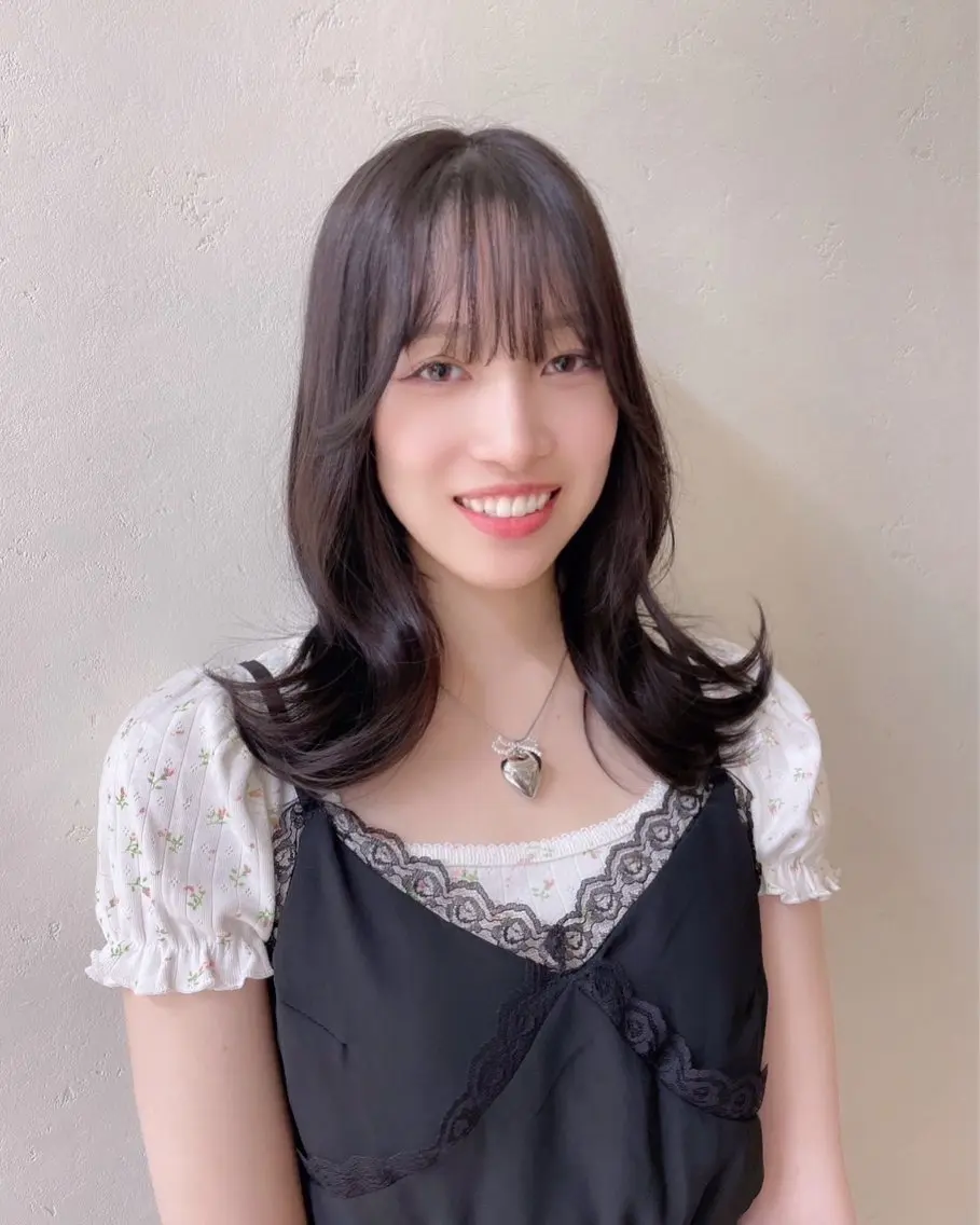 ミディアム 顔まわりレイヤー 顔周りカット レイヤーカット カット ヘアカラー 渡辺 あいかのヘアスタイル