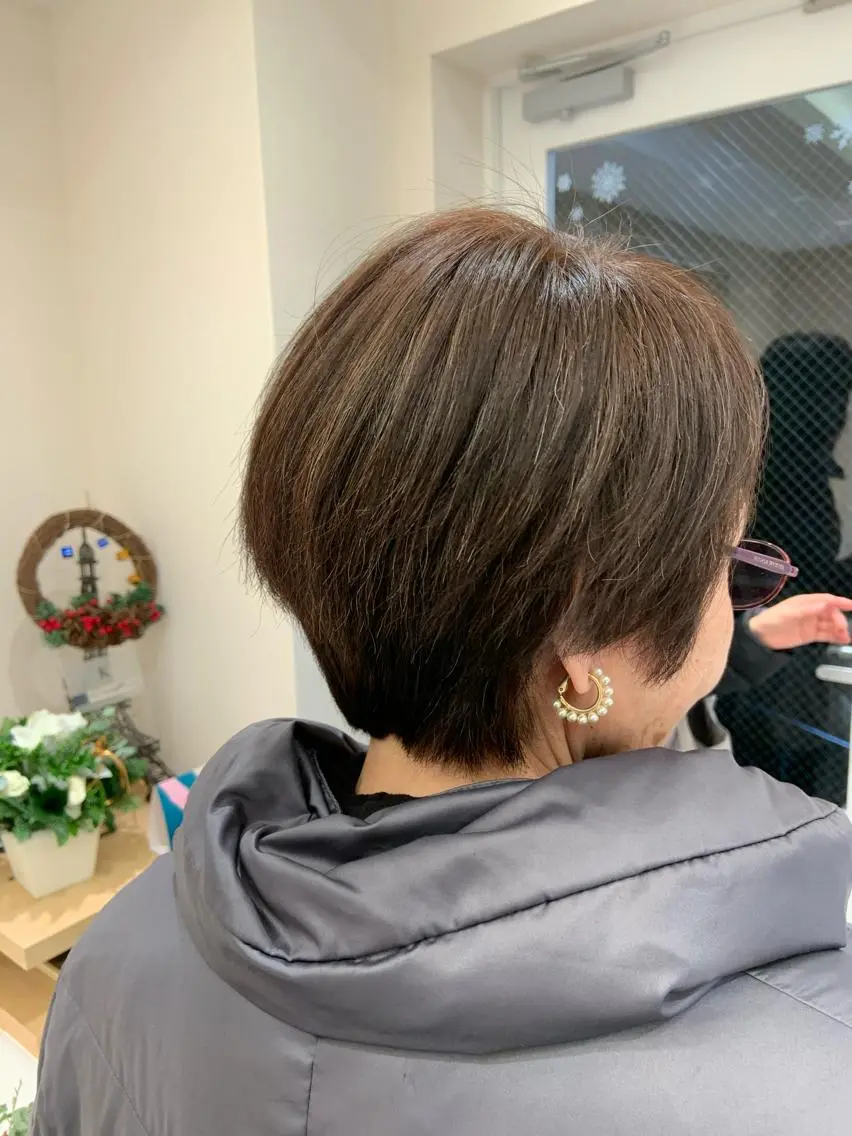 白髪染めはじめました。リタッチグレーカラー¥5500（根本2センチまで）の写真