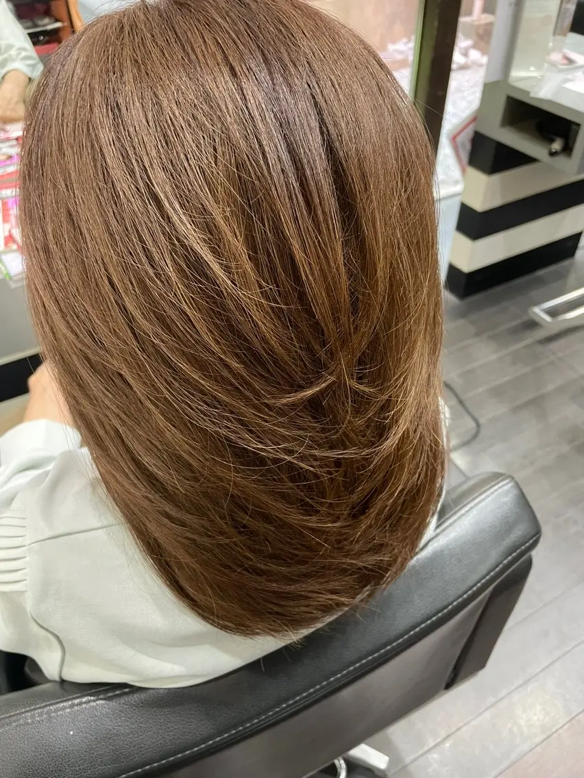 ミディアム 顔周りカット レイヤーカット ヘアプロデュース aromaのヘアスタイル