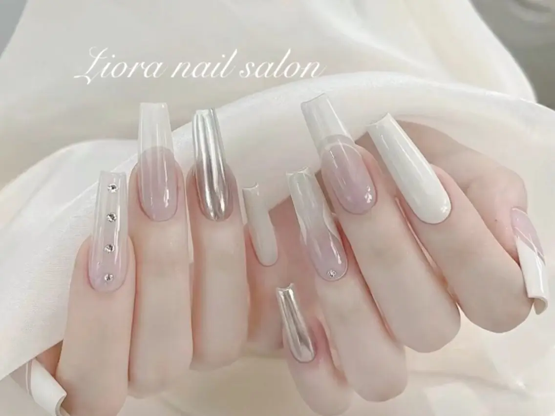 ネイル フレンチネイル ジェルネイル ガーリー グラデーション キラキラネイル ハンドネイル JUN Lioraネイルのネイルデザイン