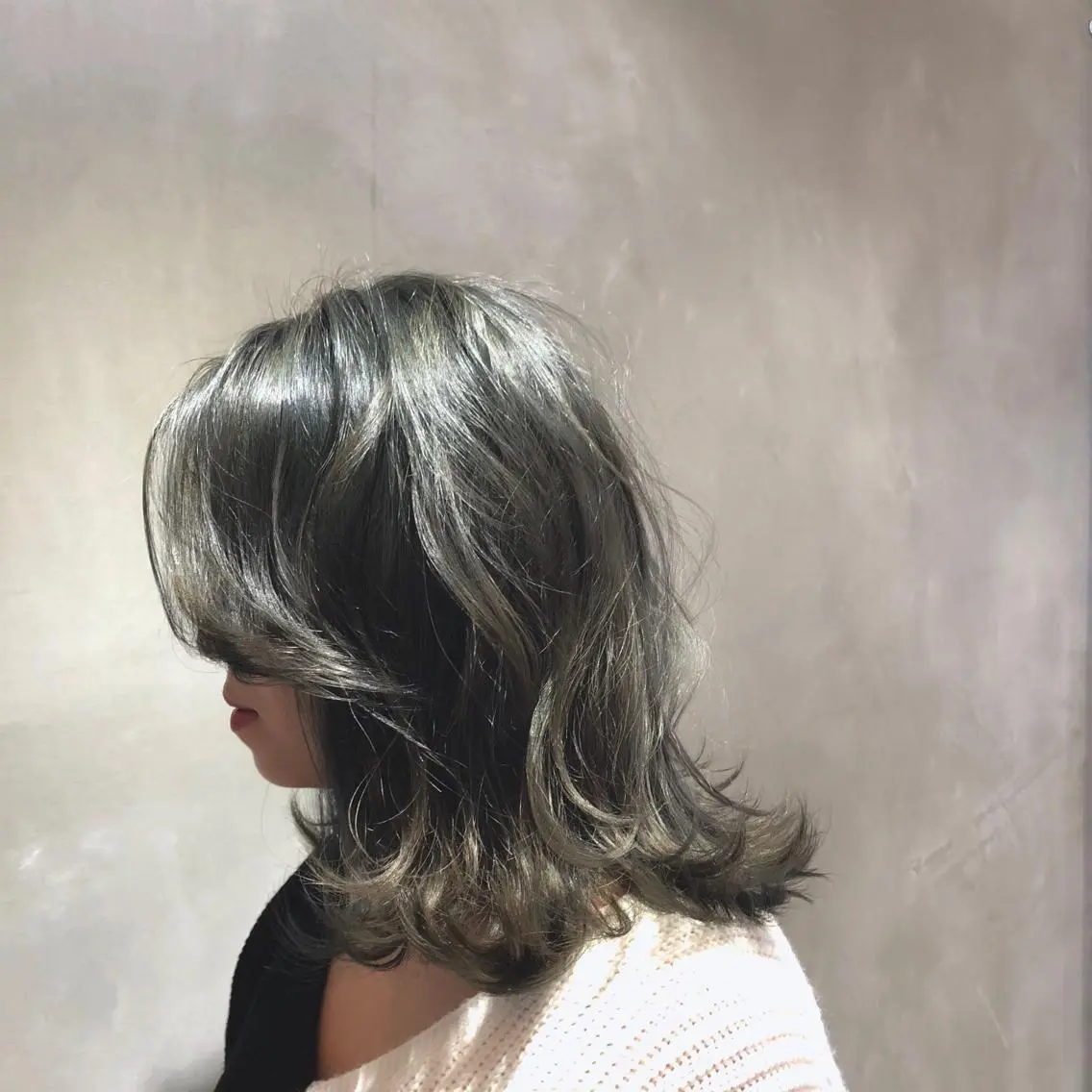 カラー ブリーチ ダークグレー ヘアカラー トリートメント las PAVILIONのヘアスタイル