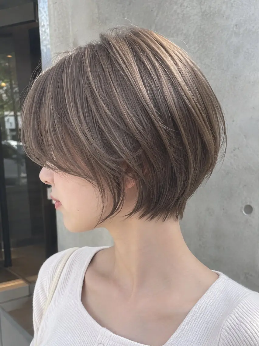 ショート ショートヘア コトノ/レイヤー /透明感カラーのヘアスタイル