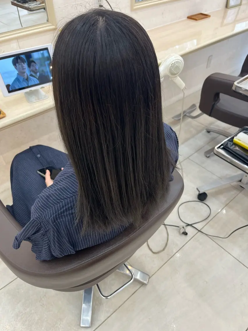 ミディアム カラー グレージュ 小本 翔太のヘアスタイル