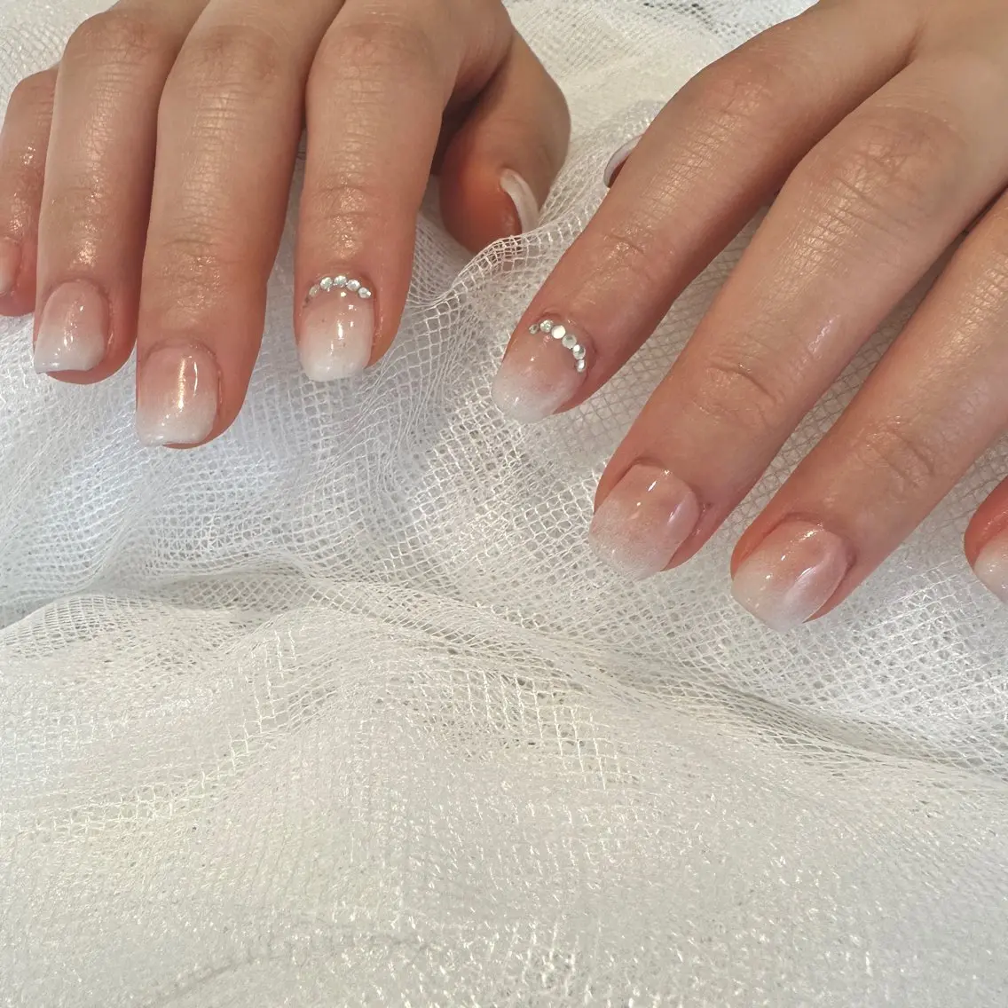 ネイル グラデーション ワンカラーネイル ストーンネイル ブライダルネイル ハンドネイル private. nailsalonのネイルデザイン