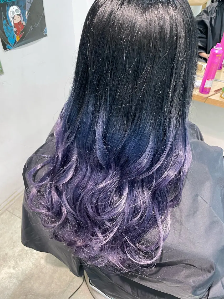 セミロング カラー グラデーションカラー ラベンダーカラー パープルカラー ヘアカラー インナーカラー 推し ブリーチ 髪質改善のヘアスタイル