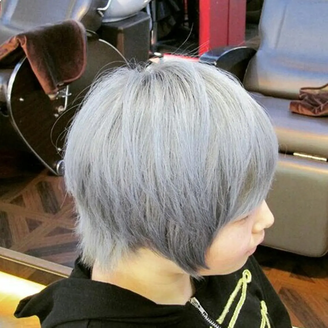 ショート カラー シルバー ショートヘア はらだ はるなのヘアスタイル