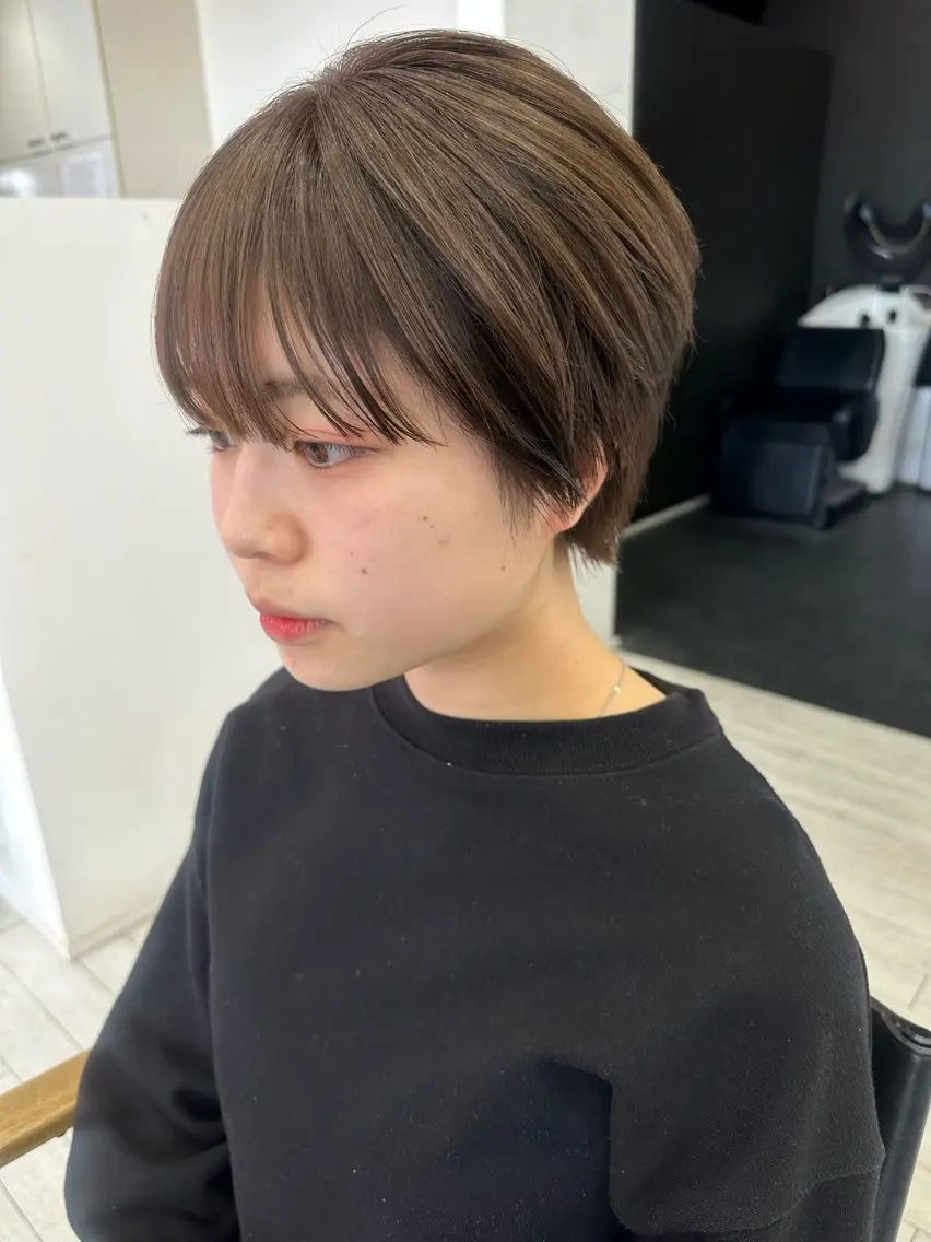 ショート カラー グレージュ 遠藤 愛莉のヘアスタイル