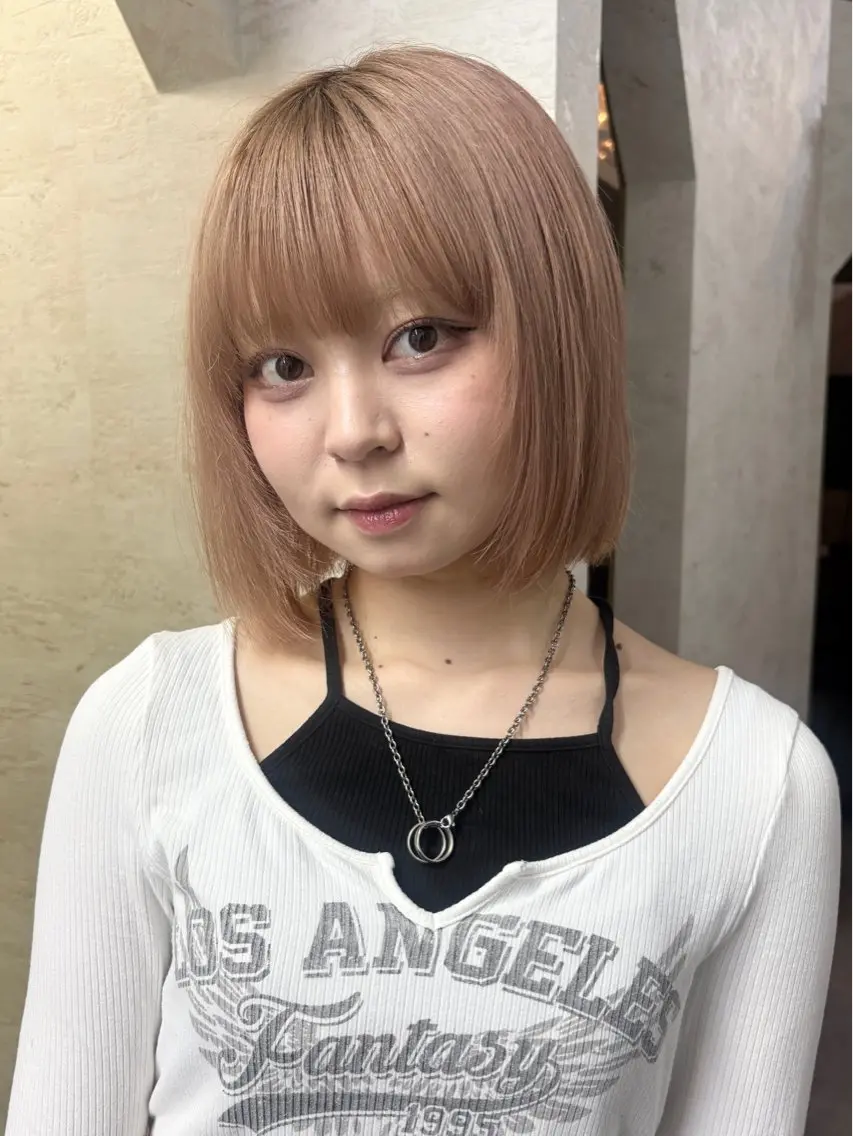 ショート ボブ 顔まわりレイヤー レイヤーカット カット ヘアカラー トリートメント ブリーチなしカラー ダブルカラーエクステのヘアスタイル