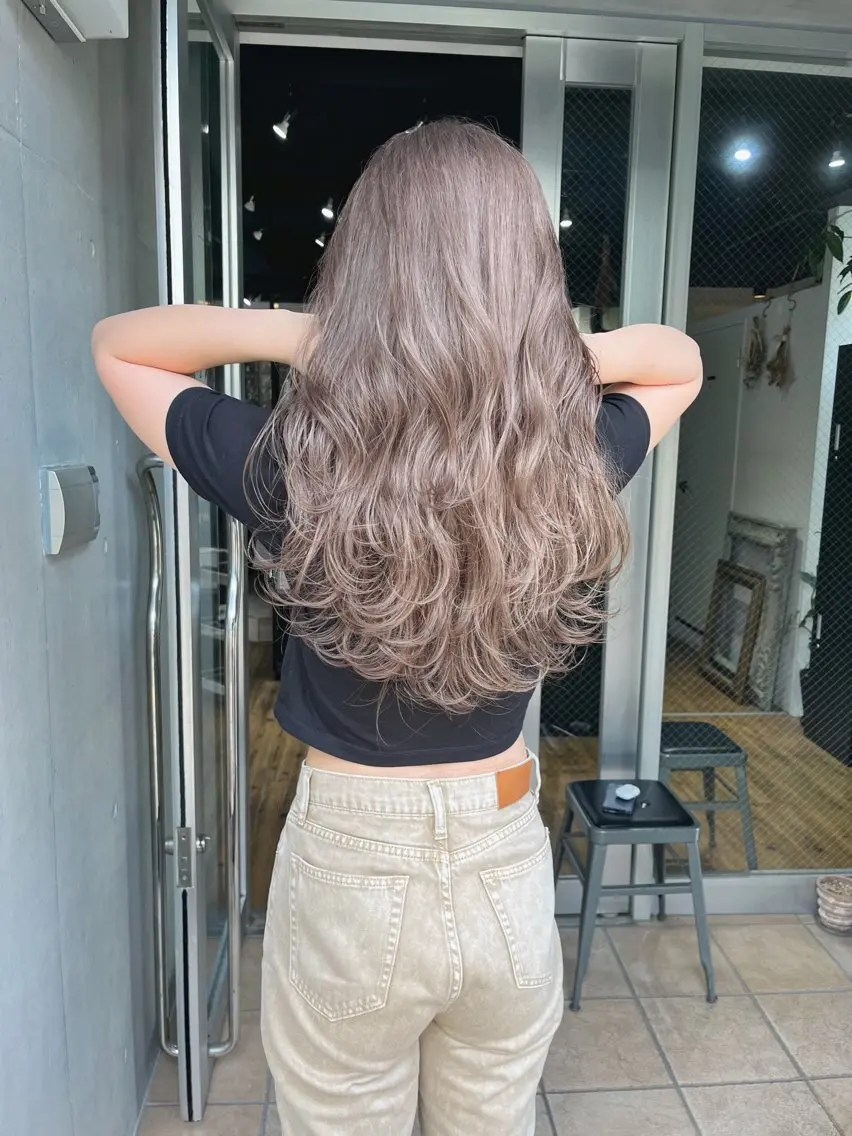 ロング カラー パーマ ベージュカラー グレージュ ミルクティーベージュ カット ヘアカラー トリートメント ミルクティーベージュ ブリーチ 店長 清水のヘアスタイル