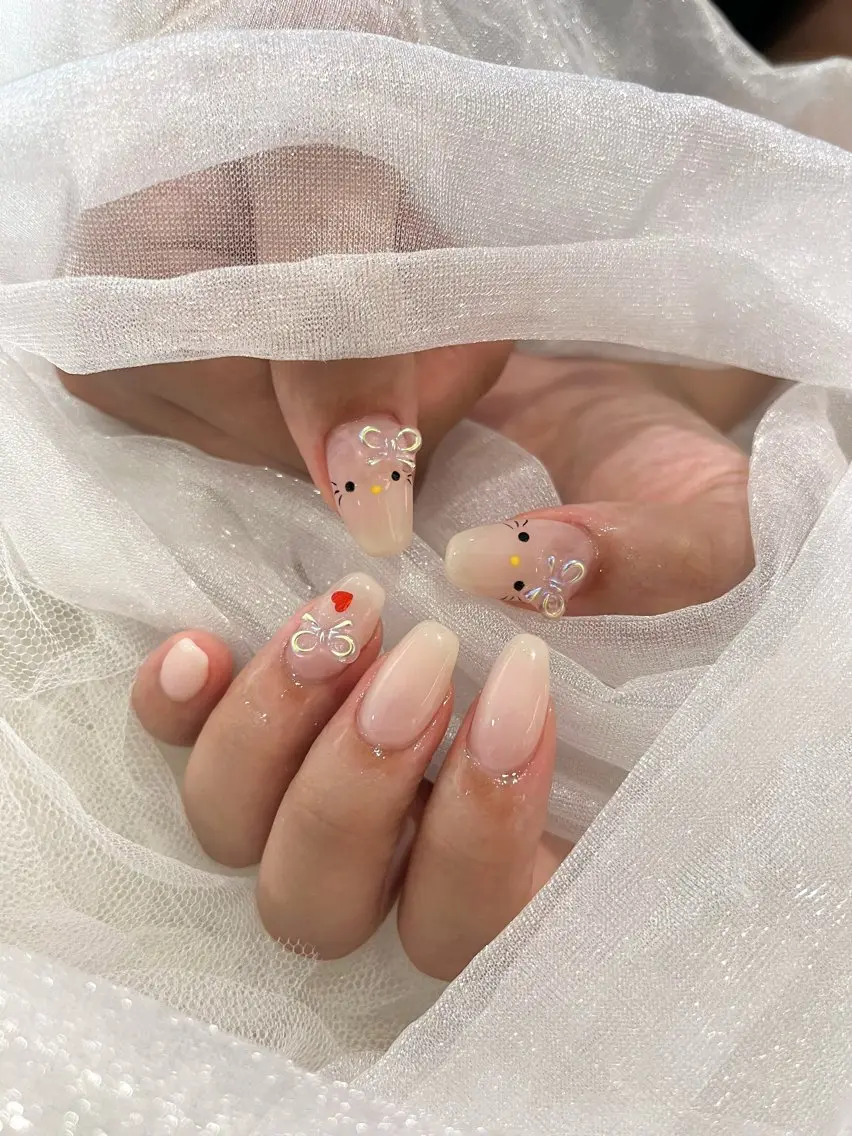 ネイル グラデーション リボン ホワイト ハンドネイル hiyo🎀 eight渋谷本店のネイルデザイン