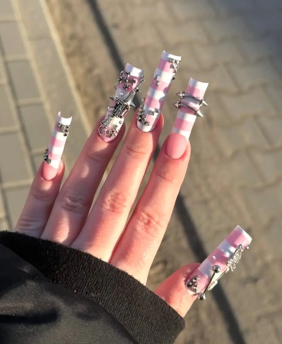 ネイル チークネイル ドット フレンチネイル グラデーション ハート ハンドネイル Eli Eli 新宿のネイルデザイン