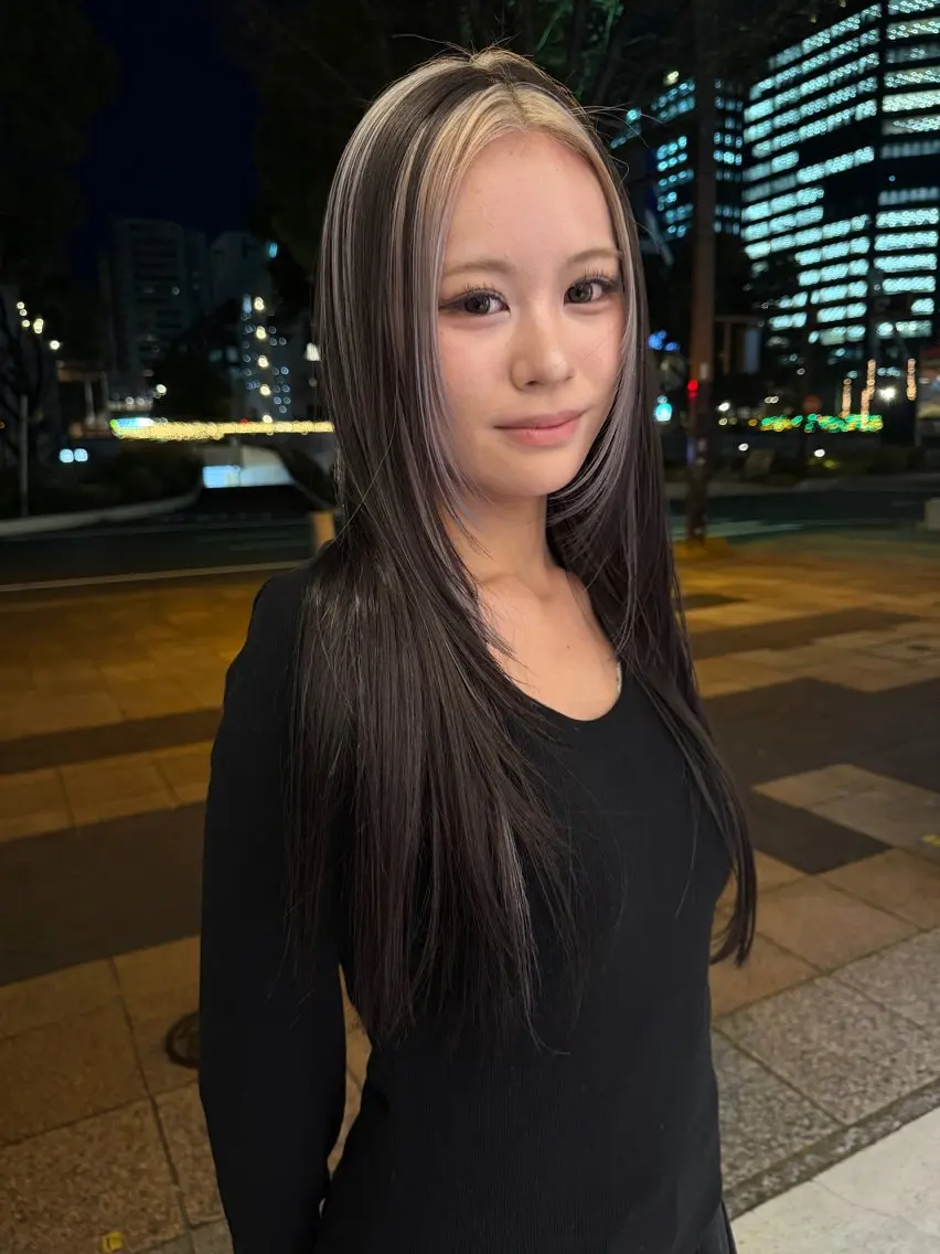 ロング カラー ブリーチ 透明感カラー デザインカラー 卒業式のヘアスタイル yuki 🐑のヘアスタイル