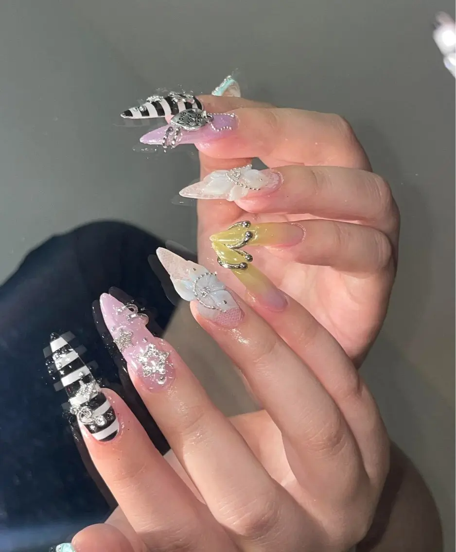 ネイル アートネイル フレンチネイル ジェルネイル キラキラネイル 韓国ネイル ハンドネイル ICE Nailsのネイルデザイン