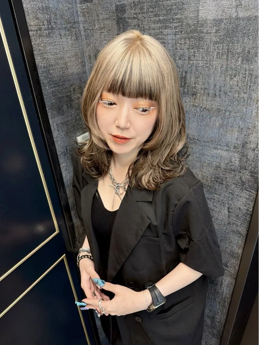 ミディアム カラー ベージュカラー ブリーチ ケアブリーチ デザインカラー ダブルカラー 【.ico】心斎橋/ レイヤー/飛田ゆうきのヘアスタイル