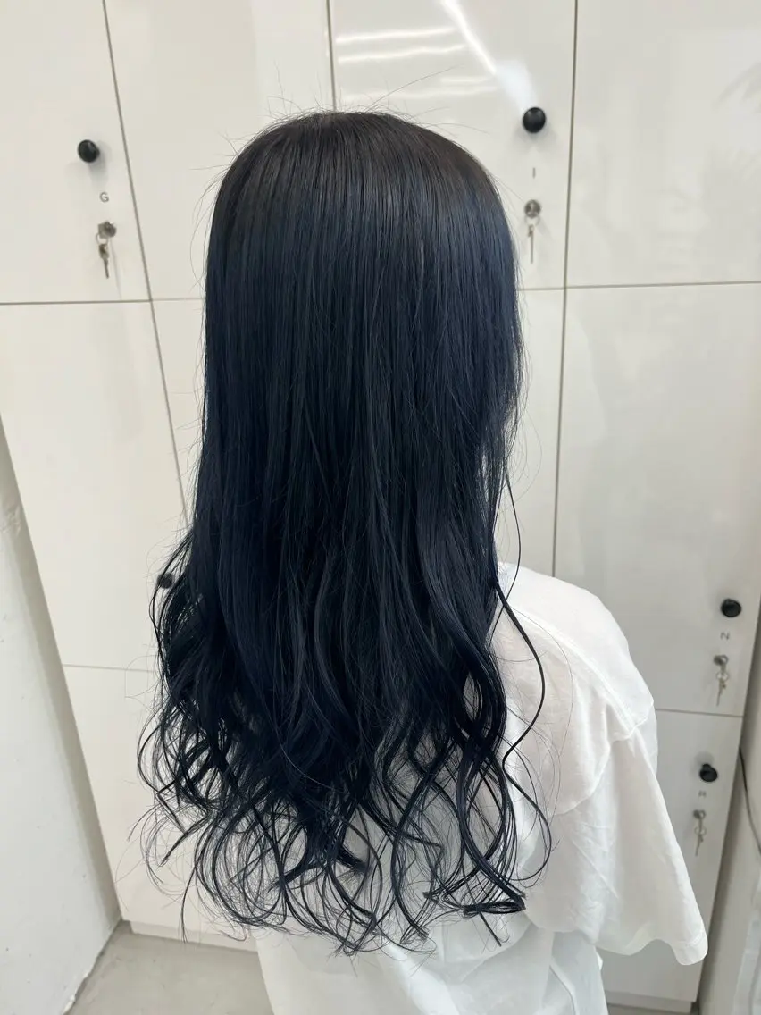 ロング カラー 黒髪 ブリーチ ブルーカラー ブルーブラック 🫧‪Ameri🫧 Emma ecoleのヘアスタイル