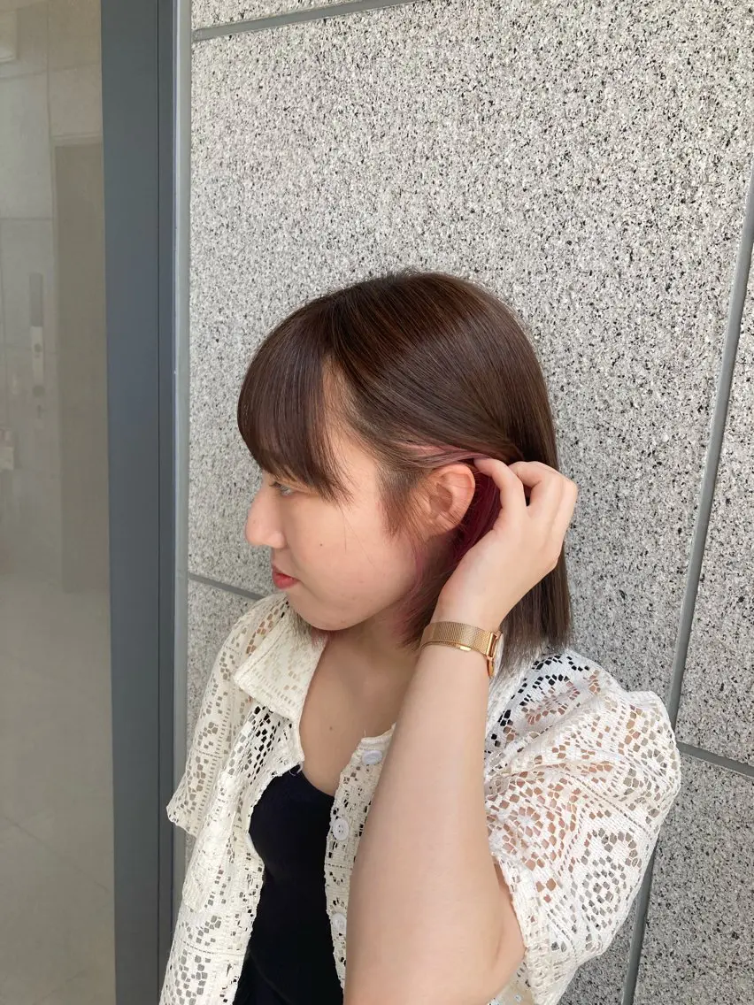 ショート カラー ブリーチ イヤリングカラー ピンクカラー ヘアカラー カラーモデル/ つくば市みどりののヘアスタイル