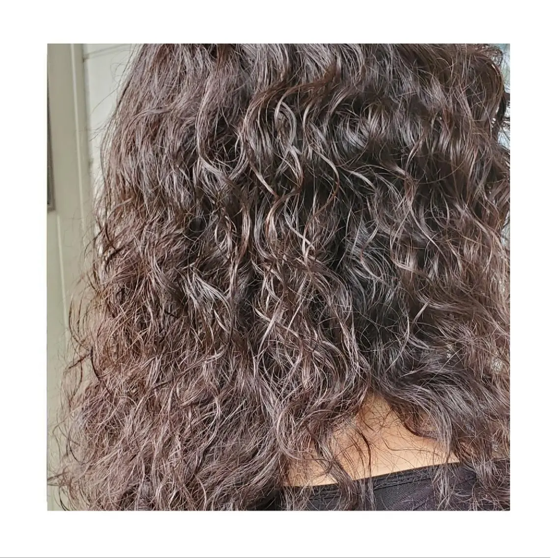 カラー ロング 荒山 栞奈のヘアスタイル