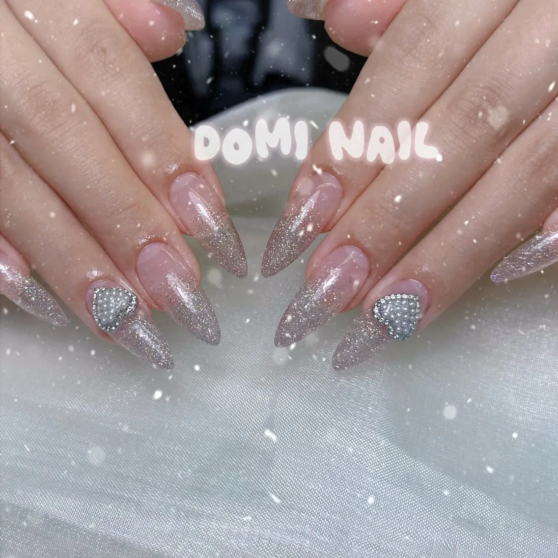 ネイル グラデーション キラキラネイル ハンドネイル Domi Nail Salonのネイルデザイン
