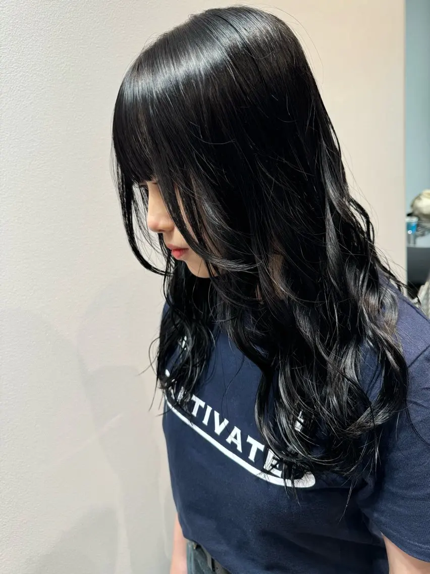 ロング カラー 黒髪 ブルーカラー ブルーブラック レイヤーカット 神 嵩徳のヘアスタイル