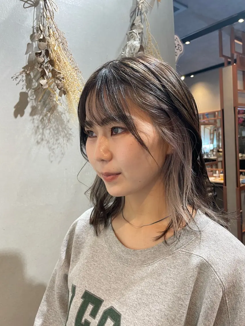 ミディアム カラー ベージュカラー ブリーチ ハイライトカラー インナーカラー ホワイトベージュ ヘアカラー Canon/ インナーカラー/小倉のヘアスタイル