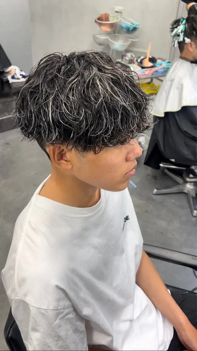 カラー メンズ メンズハイライト メンズパーマ ハイライトカラー fifth リュウセイのヘアスタイル