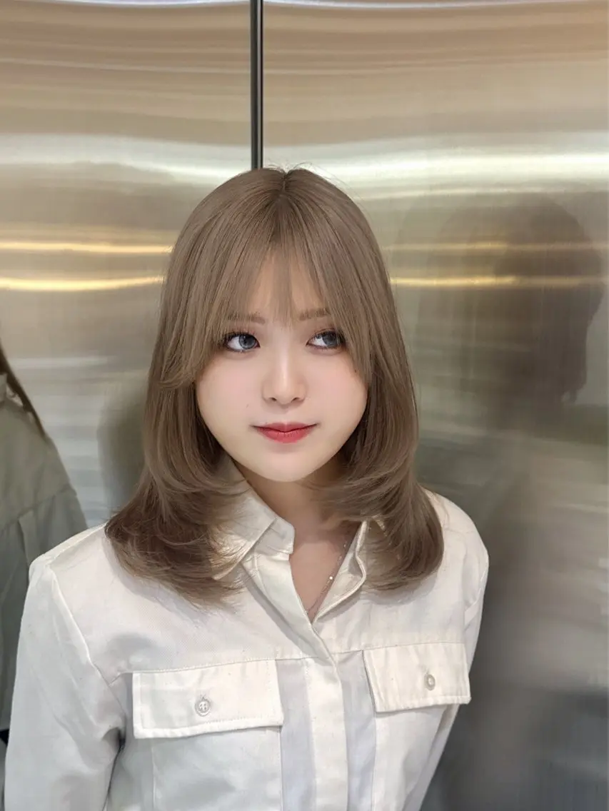 ミディアム カラー ベージュカラー ブリーチ ミルクティーベージュ レイヤーカット カット ヘアカラー トリートメント 韓国ヘア/くすみ ブラウン/リョウヤのヘアスタイル