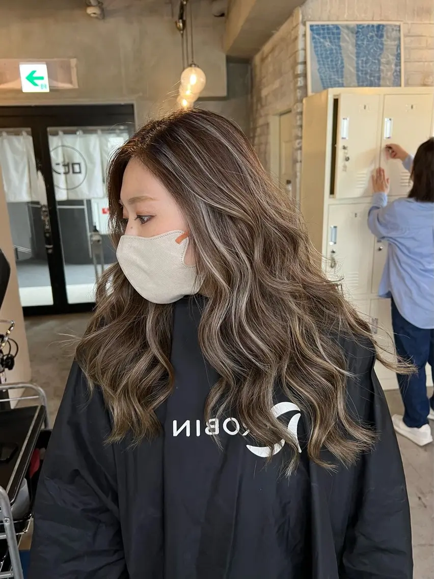 ロング カラー グレージュ ハイライトカラー ハイライト ヘアカラー トリートメント 指名数No.1 /NAOYAのヘアスタイル