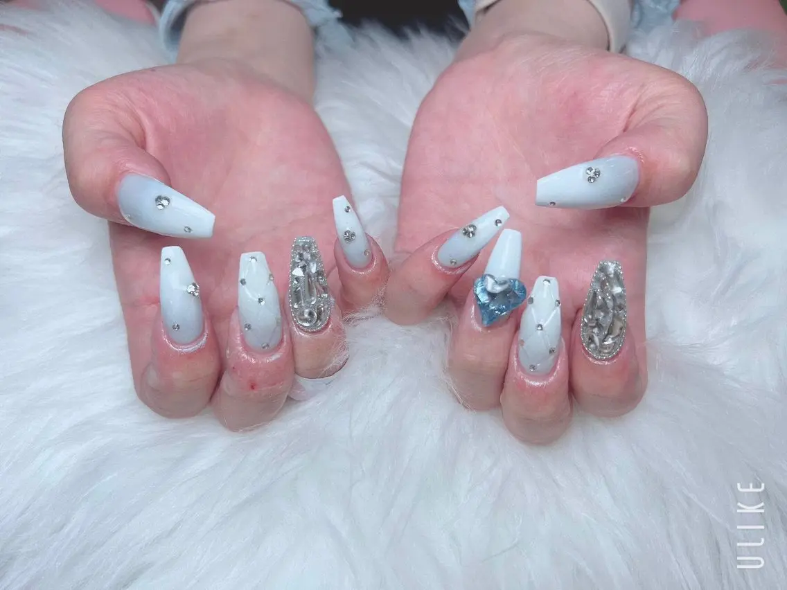 ネイル ブルー 長さ出し グラデーション キラキラネイル 韓国ネイル ハンドネイル Hana Rose Nailのネイルデザイン