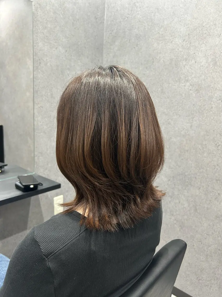 ミディアム くびれヘア レイヤーカット 佐野 彩音のヘアスタイル
