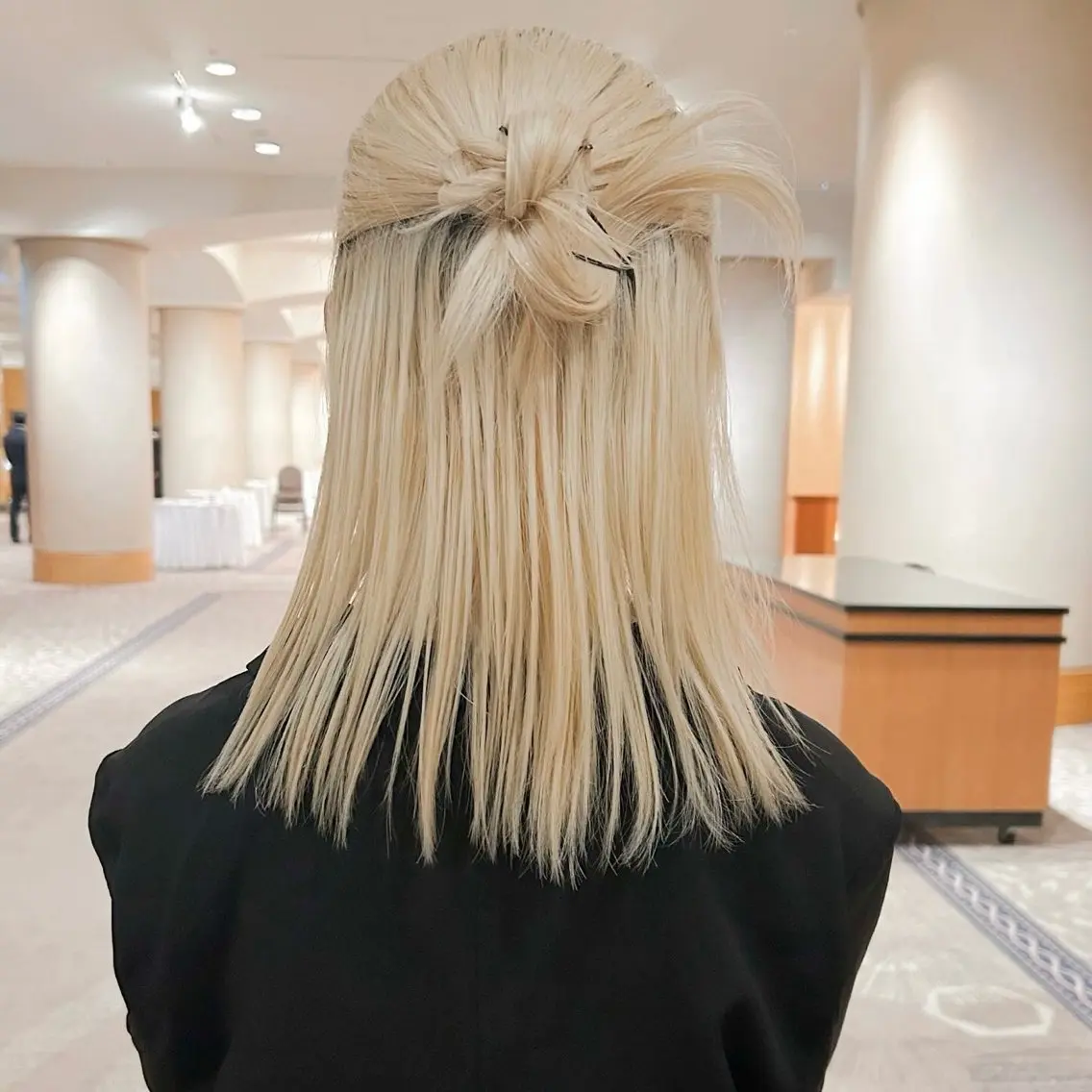 ミディアム ヘアアレンジ ハーフアップ 結婚式・ブライダル ヘアセット ダブルカラー,透け カラーHINARIのヘアスタイル