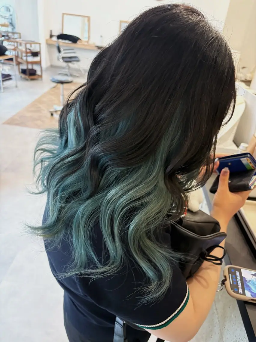 セミロング カラー ブリーチ エメラルドグリーン インナーカラー ハイレイヤー レイヤーカット ヘアカラー 黒川 綾音のヘアスタイル