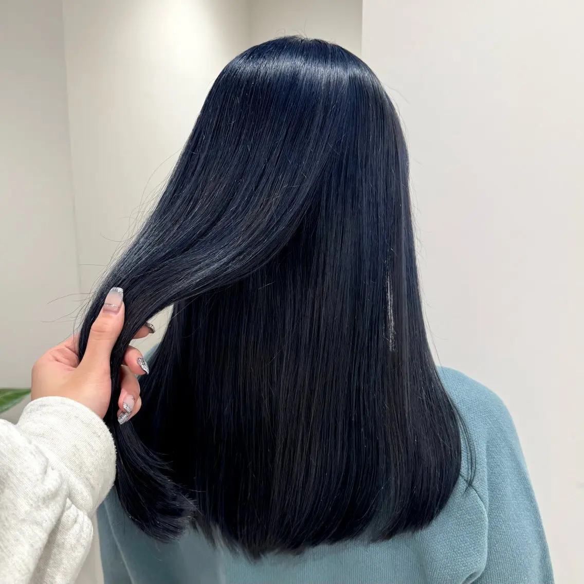 ロング カラー ブリーチ ブルーカラー ヘアカラー りな🪽カット /縮毛/透明感カラーのヘアスタイル