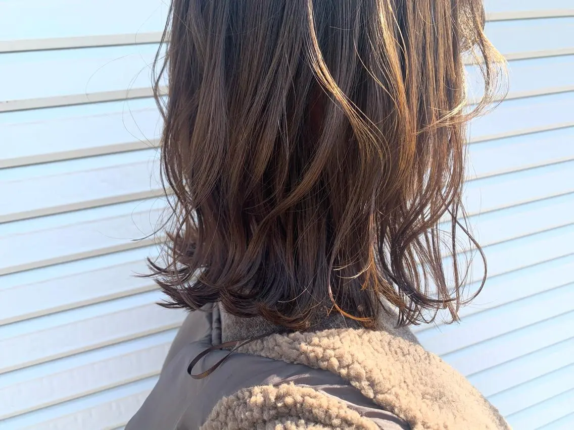 ミディアム カラー 外ハネヘア カット ヘアカラー トリートメント 血分 優人のヘアスタイル
