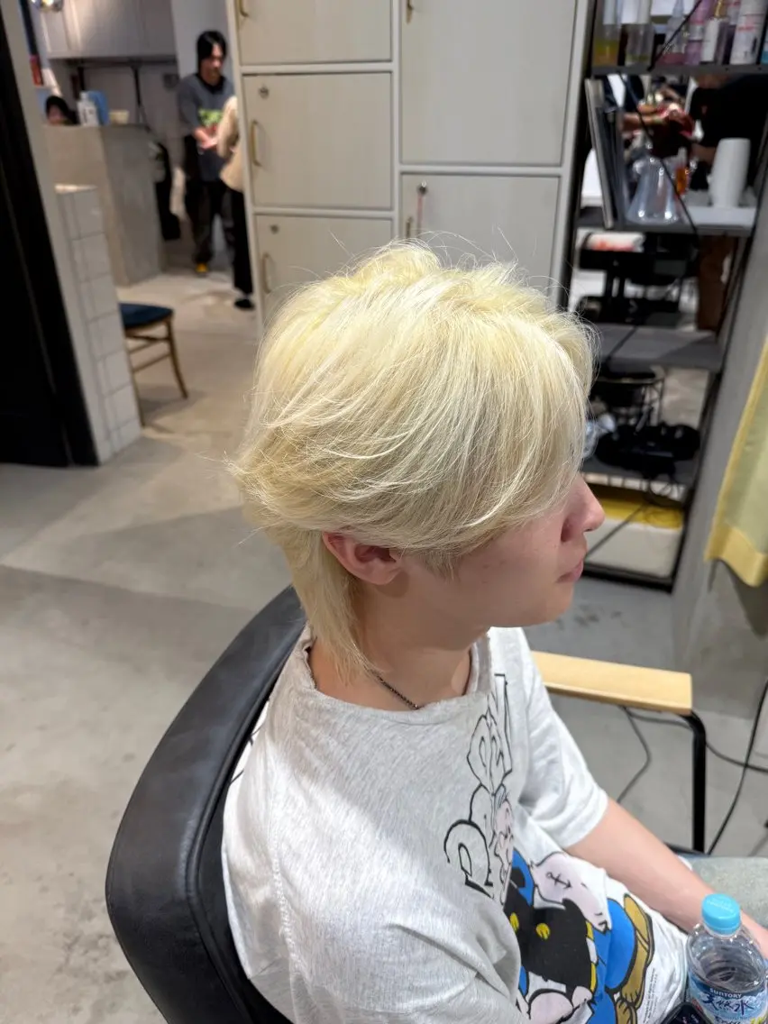 ミディアム カラー メンズ メンズブリーチ センターパート ブリーチ カット ヘアカラー メンズカットパーマ ✂️ JOYAのヘアスタイル