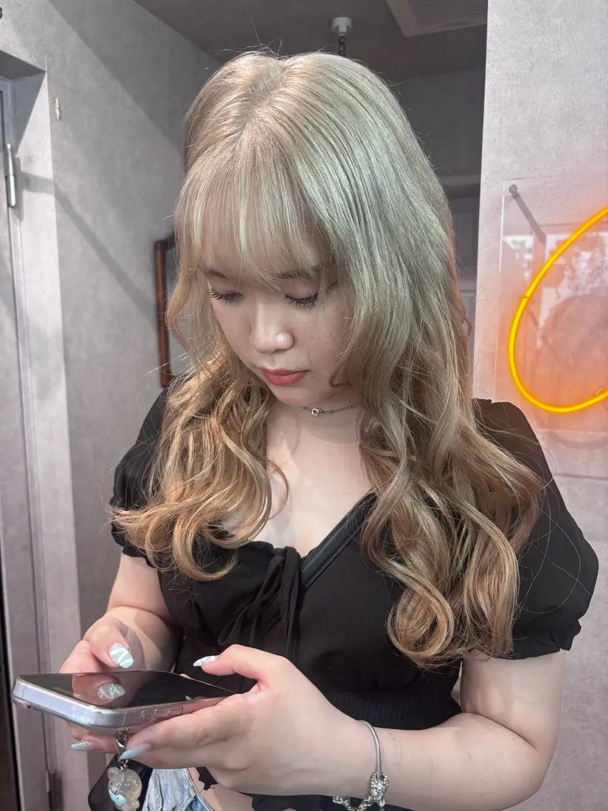 セミロング カラー ヘアアレンジ 切りっぱなしボブ ブリーチ デザインカラー ダブルカラー イヤリングカラー ヘアカラー color.nail 🫧ionaのネイルデザイン
