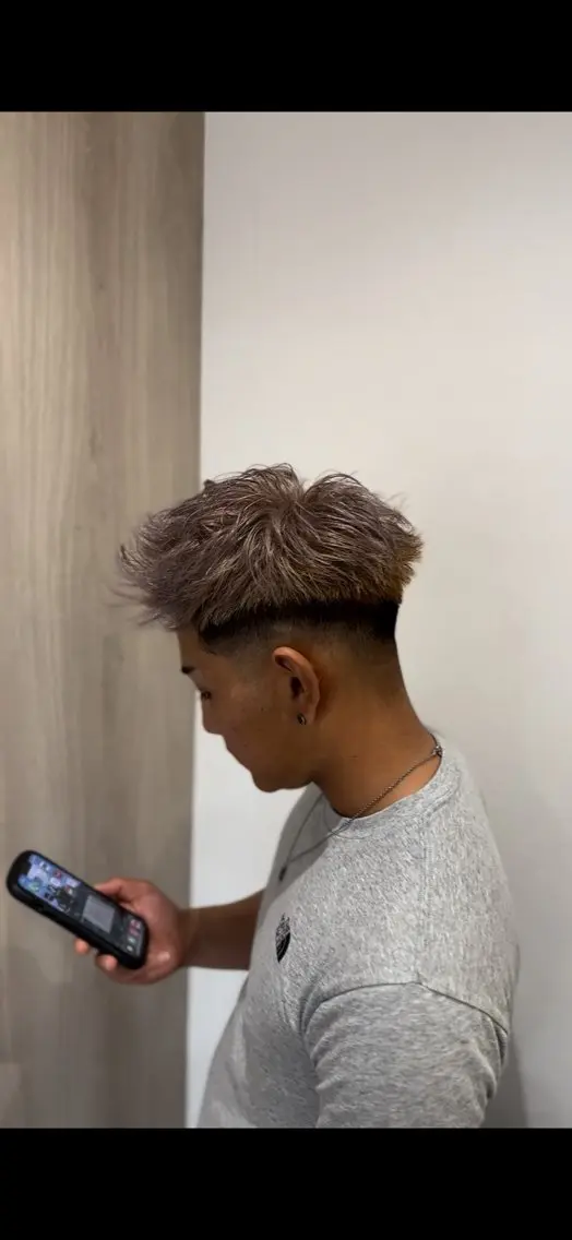 ショート カラー メンズ ベージュカラー ミルクティーベージュ ツイスパ/フェード /辻諒哉のヘアスタイル