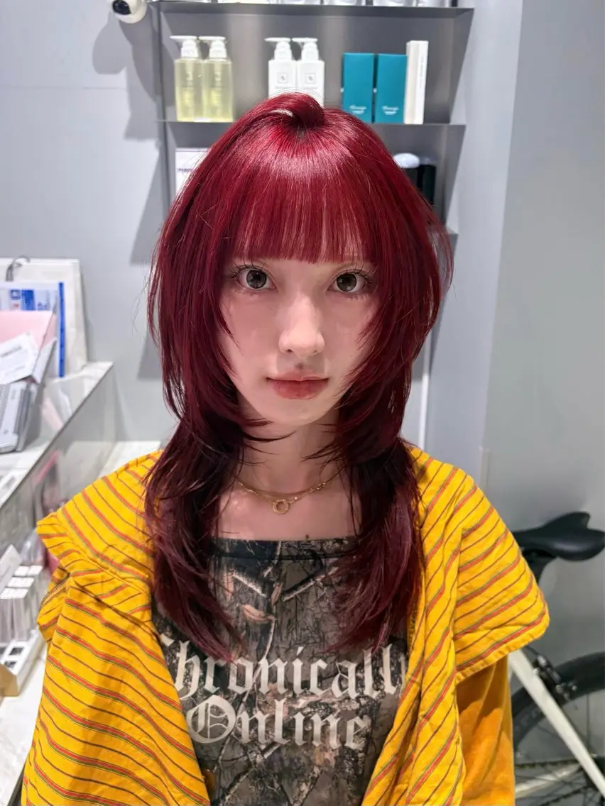 セミロング カラー レッドカラー ハッシュカット カット ヘアカラー トリートメント NANA🦖 ハイトーンデザインのヘアスタイル