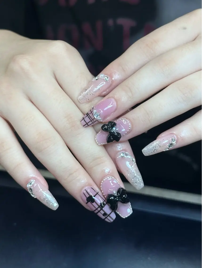 ネイル ガーリー キラキラネイル 韓国ネイル ラメ(グリッター) 持ち込み Iconic Nailのネイルデザイン