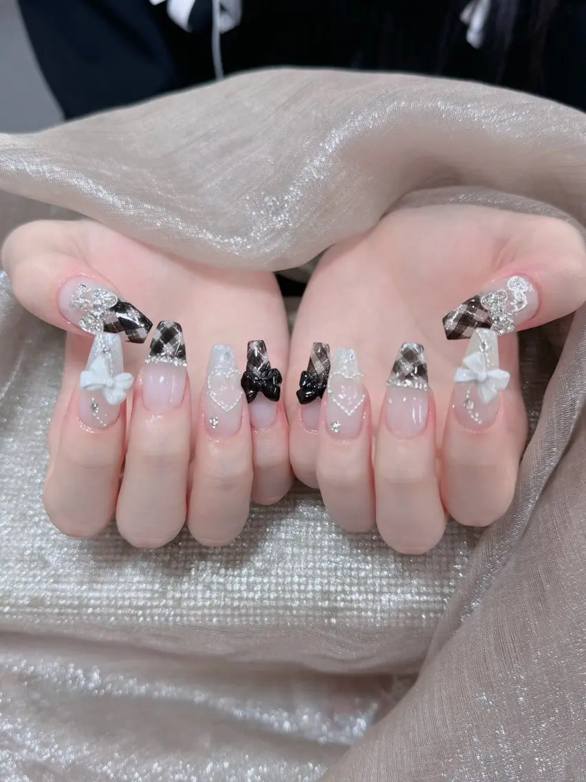 ネイル フレンチネイル ジェルネイル ガラスフレンチ ハロウィン ハート ハンドネイル H.baby Nail Salonのネイルデザイン