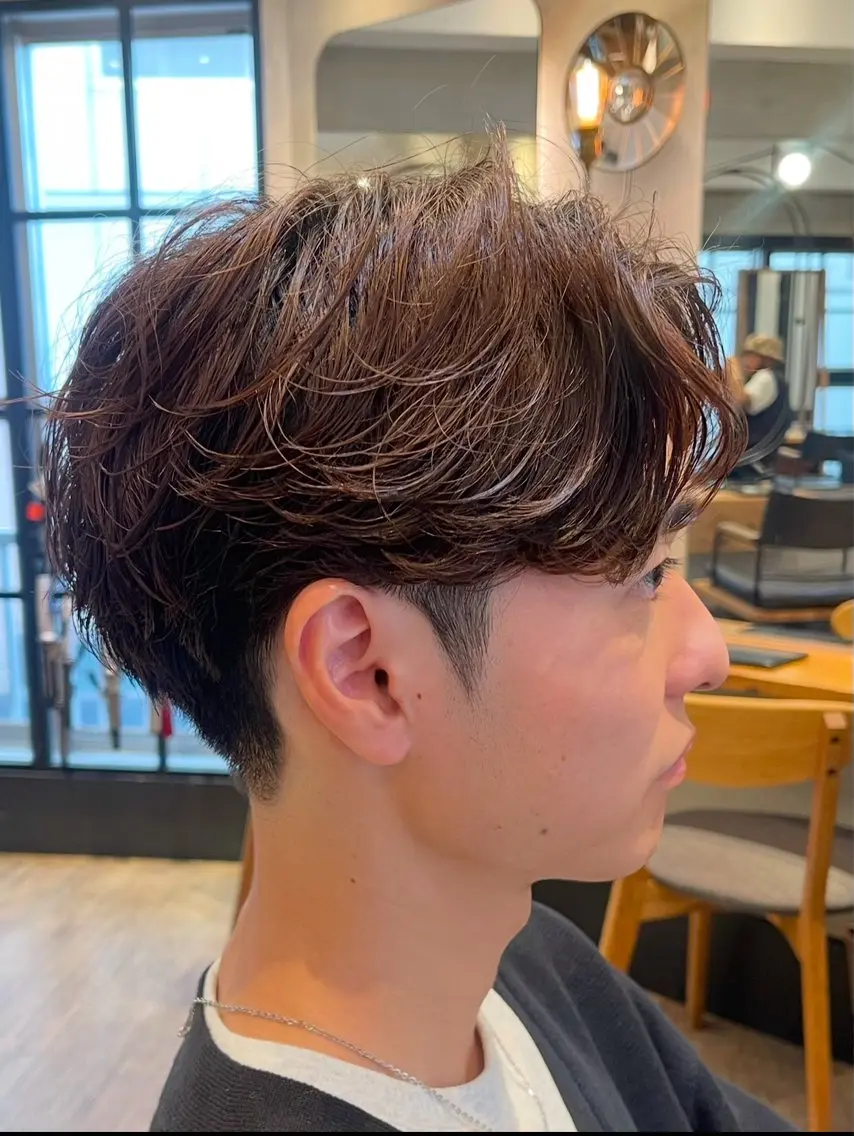 ショート パーマ メンズ ビジネス センターパート フェードカット フェザーパーマ メンズ韓国風 カット パーマ トリートメント ヘアセット メンズパーマ特化 TAKE新宿のヘアスタイル