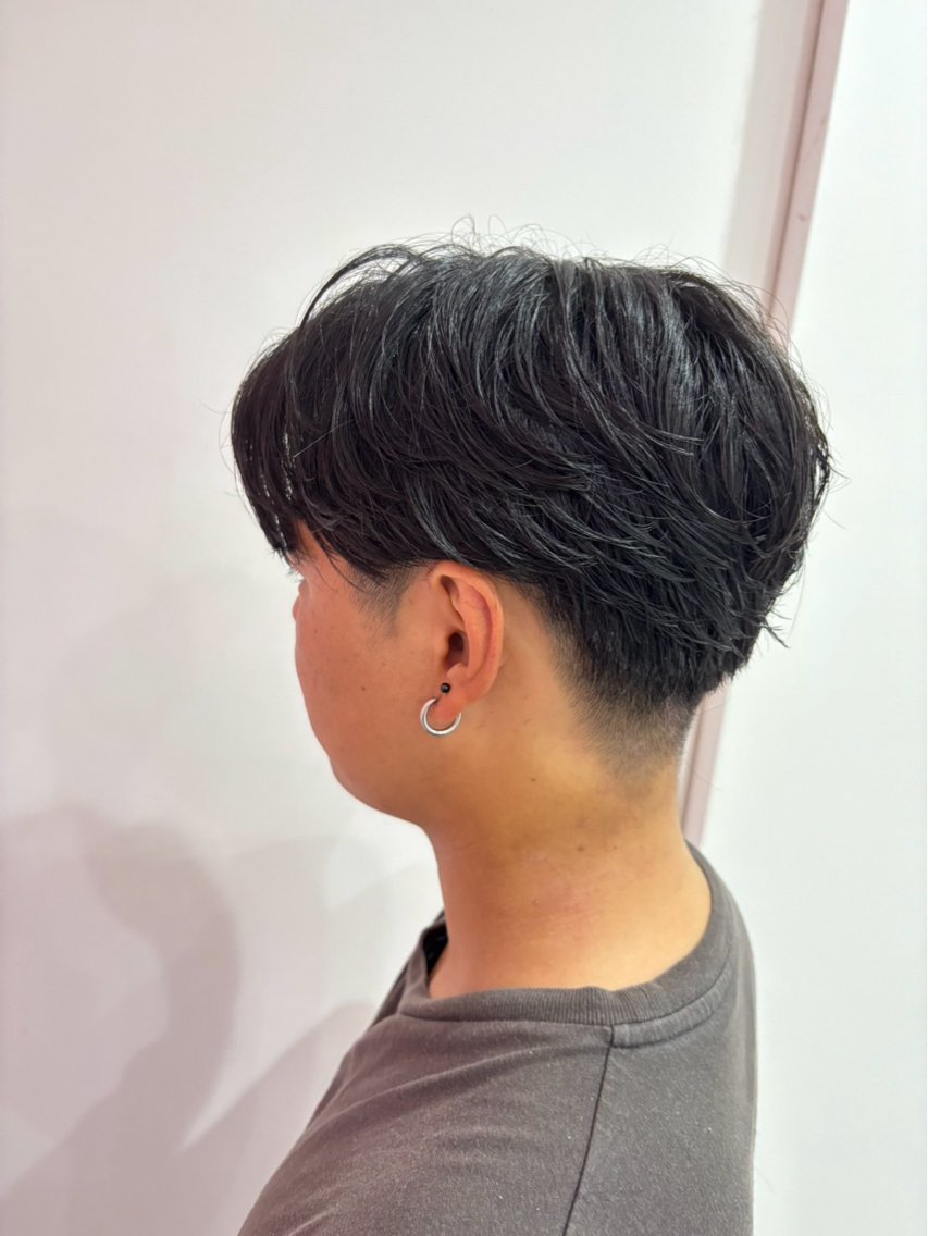 ショート パーマ メンズ センターパート フェザーパーマ メンズパーマ カット パーマ Bianca伊勢崎 山崎南乃のヘアスタイル