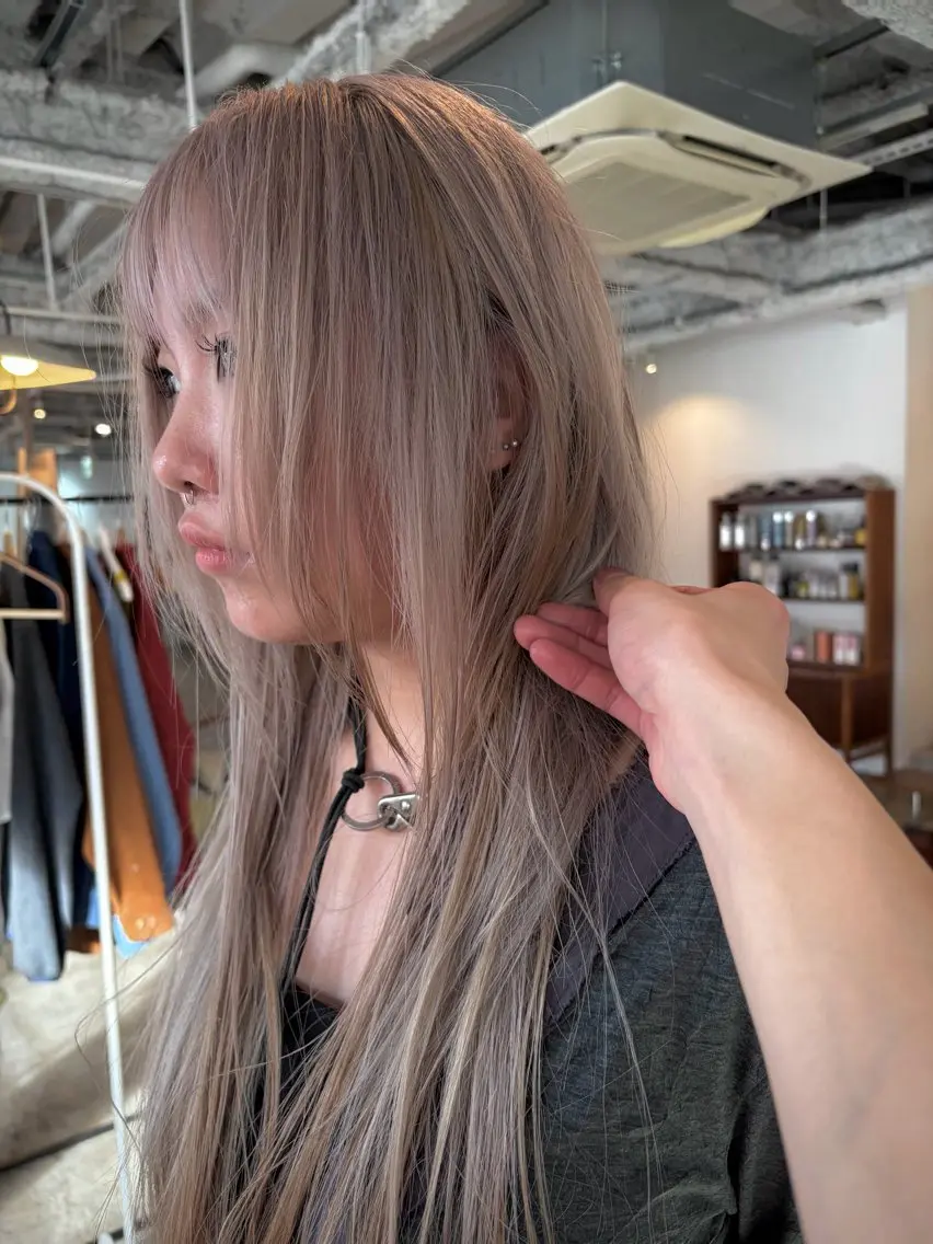 ロング カラー ベージュカラー ブリーチ ハイライトカラー ホワイトベージュ 顔周りカット カット ヘアカラー yu maのヘアスタイル