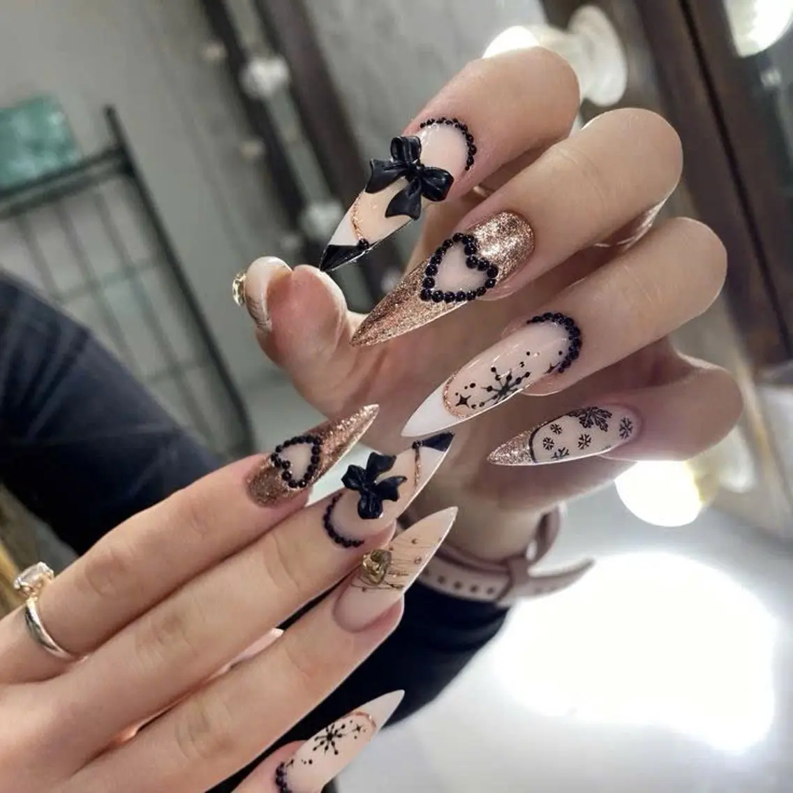 ネイル ジェルネイル ゴールド ハート 韓国ネイル ラメ(グリッター) ハンドネイル ハンドケア Blingg NailStudioのネイルデザイン