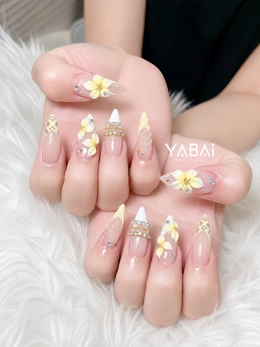 ネイル フラワーネイル フレンチネイル ゴールド キラキラネイル ロングネイル ハンドネイル YABAI NailStudioのネイルデザイン