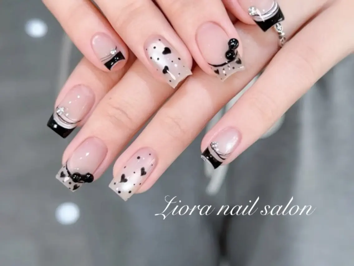 ネイル フレンチネイル ジェルネイル ガーリー グラデーション キラキラネイル ハンドネイル Liora nailのネイルデザイン
