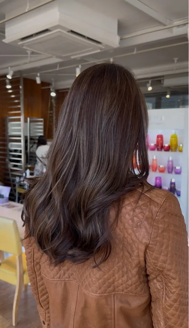 カラー 岡田 紗奈のヘアスタイル