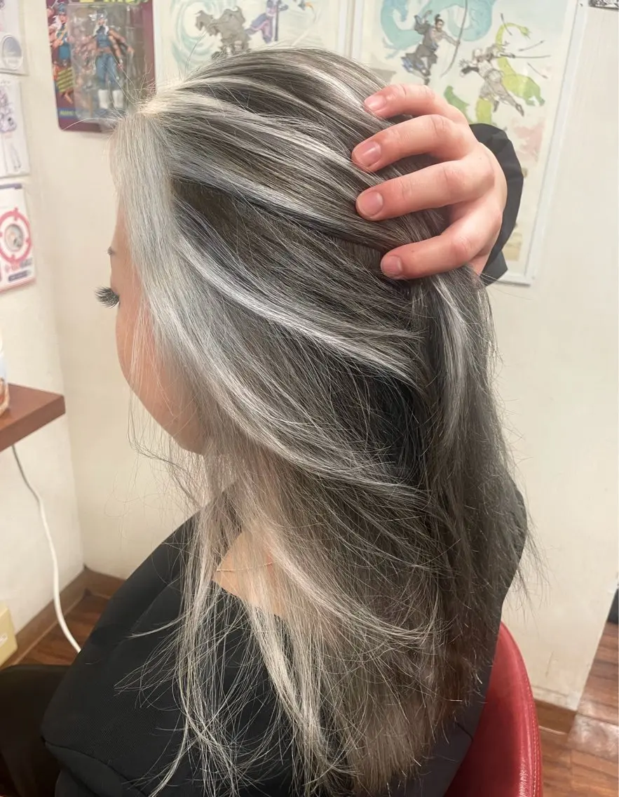 ロング カラー ミストバング フェイスフレーミング シルバー 侑🌈特価 映える店内でカット✨のヘアスタイル