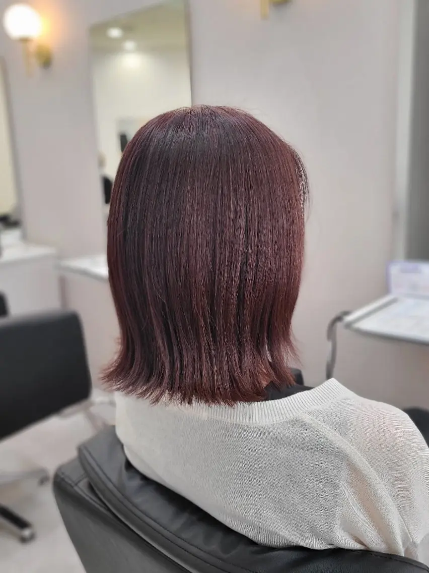 ミディアム カラー ボルドーカラー 外ハネヘア カット ヘアカラー 桐島 令奈のヘアスタイル