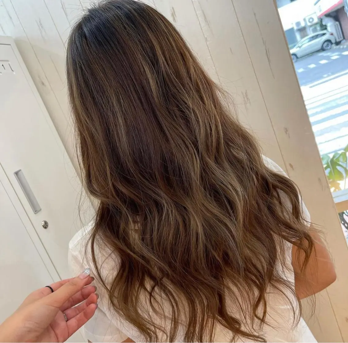 ロング カラー バレイヤージュ 外国人風カラー レイヤーカット ヘアカラー トリートメント emi/髪質改善/ 韓国風/艶カラーのヘアスタイル
